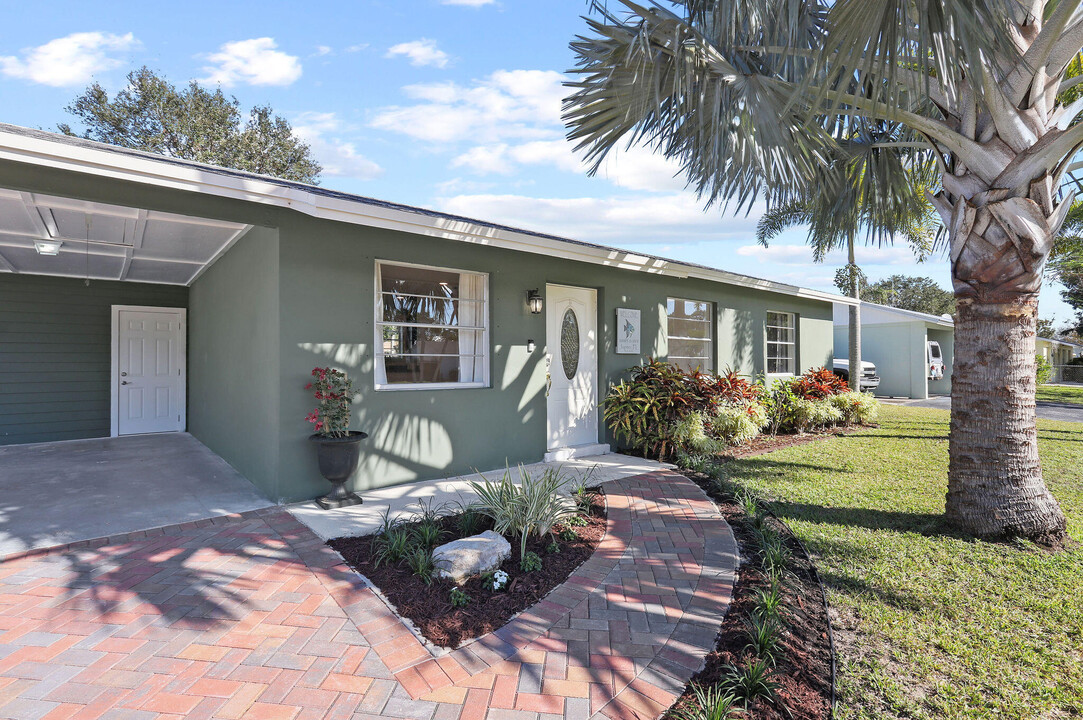 1009 Mohican Blvd in Jupiter, FL - Building Photo