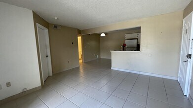 250 Palm Cir W in Pembroke Pines, FL - Foto de edificio - Building Photo