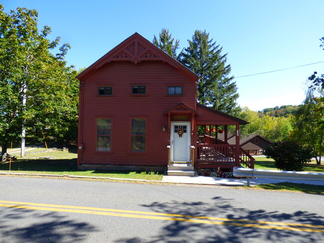 194 Ten Broeck Ln in Hudson, NY - Building Photo - Building Photo