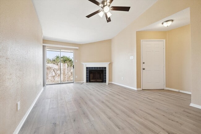 11201 Lynbrook Dr in Houston, TX - Foto de edificio - Building Photo