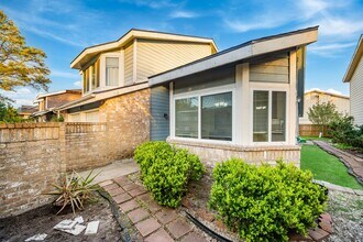 13619 Braeswest Dr in Houston, TX - Foto de edificio - Building Photo