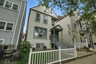 1116 W Roscoe St in Chicago, IL - Building Photo