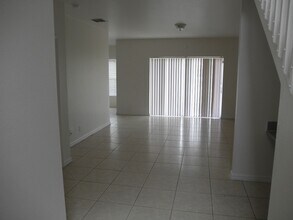 912 Talia Cir in Lake Worth Beach, FL - Foto de edificio - Building Photo