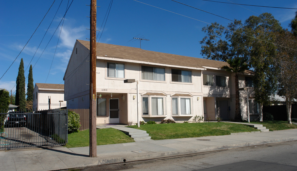 11913 Runnymede St in North Hollywood, CA - Building Photo