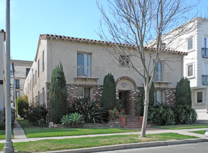 133 S Elm Dr in Beverly Hills, CA - Building Photo - Building Photo