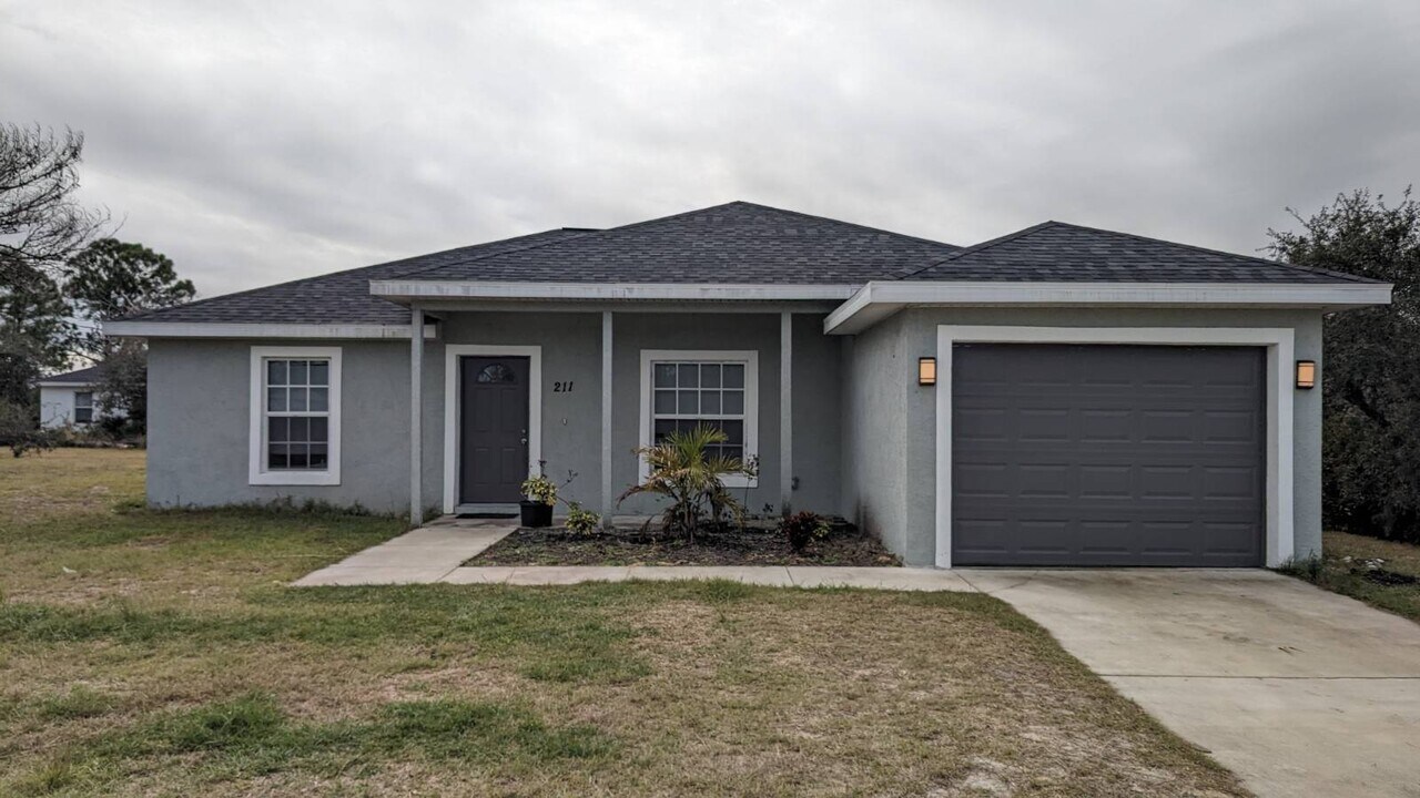 211 Grenada St NE in Lake Placid, FL - Building Photo