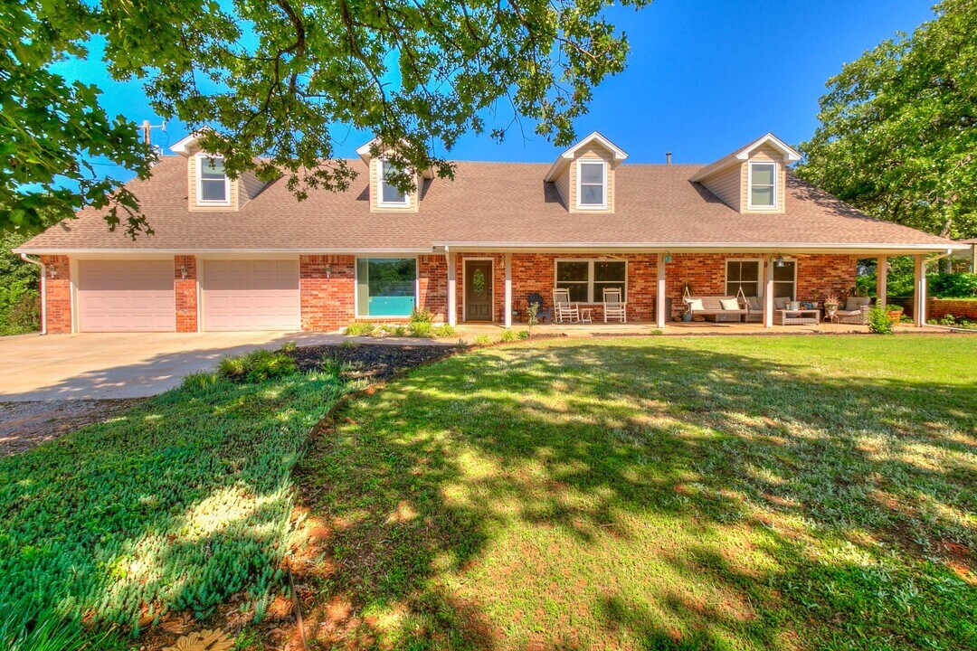 8000 N Harrah Rd in Harrah, OK - Building Photo
