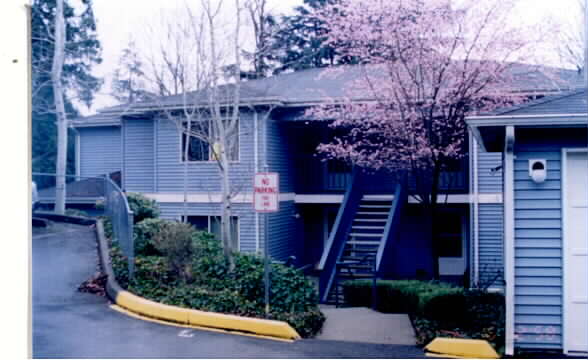11033 NE 128th St in Kirkland, WA - Foto de edificio