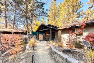 142 SW 19th St in Bend, OR - Building Photo