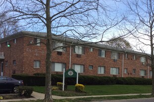 Fairfield Courtyard East at Bay Shore Apartamentos