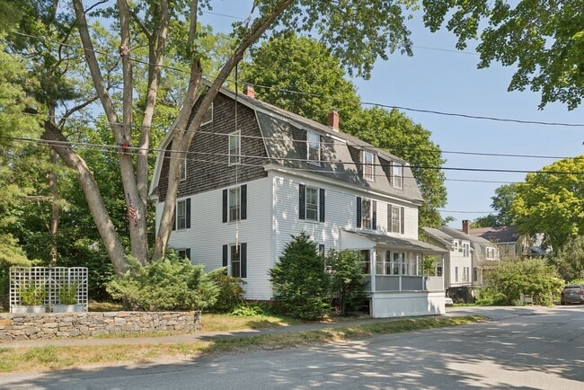 2 Cottage Ln, Unit 1 in Cape Elizabeth, ME - Foto de edificio - Building Photo