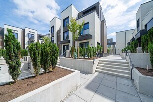 606 Foster Ave in Coquitlam, BC - Building Photo