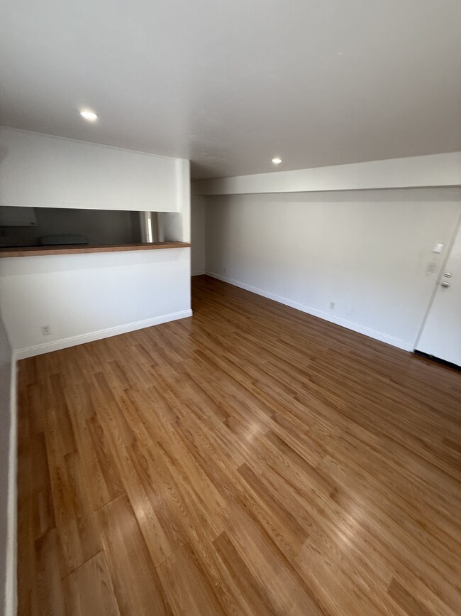 3350 Drew St, Unit 305 in Los Angeles, CA - Building Photo - Building Photo