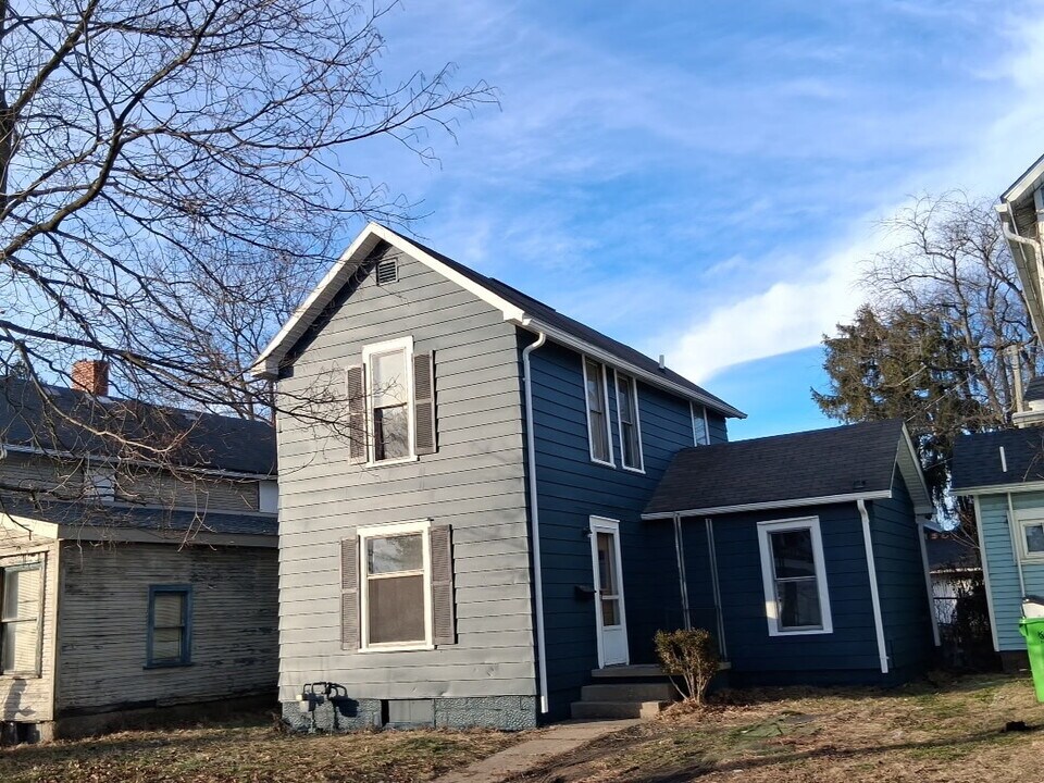 1008 Kenilworth Ave in Coshocton, OH - Building Photo