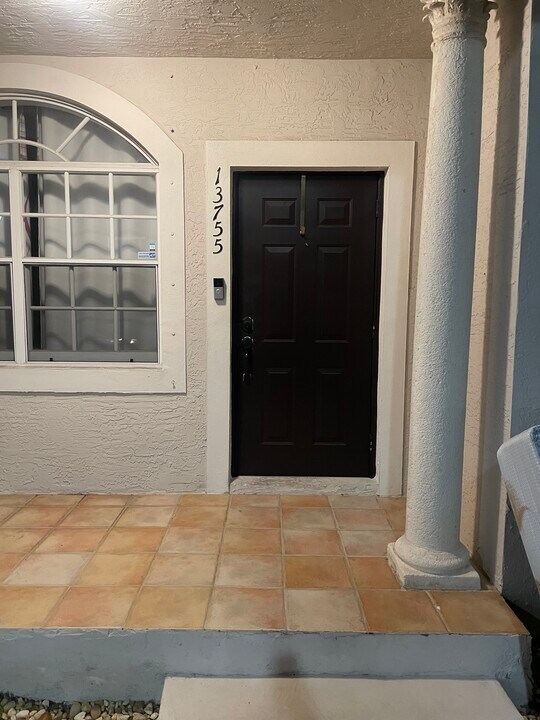 13755 SW 169th Ter in Miami, FL - Foto de edificio