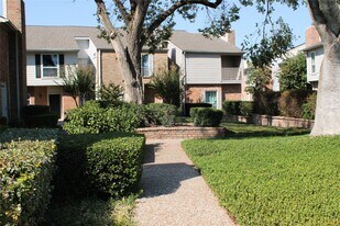 5976 Woodway Place Ct in Houston, TX - Building Photo