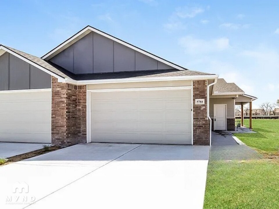 5784 E Bristol Cir in Bel Aire, KS - Building Photo