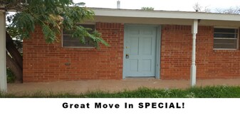 701 W 4th St in Idalou, TX - Building Photo