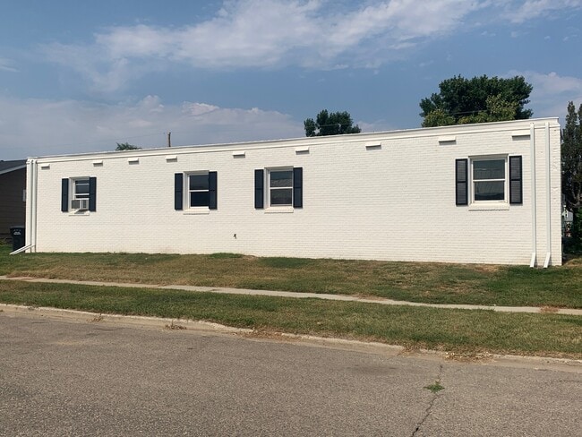 305 11th Ave W, Unit 3 in Williston, ND - Building Photo - Building Photo