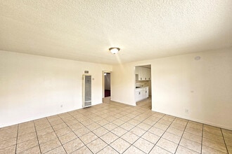 1214 E 82nd St in Los Angeles, CA - Foto de edificio - Building Photo