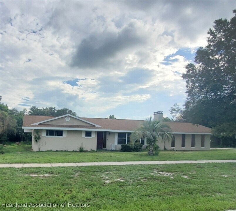 3511 Valerie Blvd in Sebring, FL - Foto de edificio
