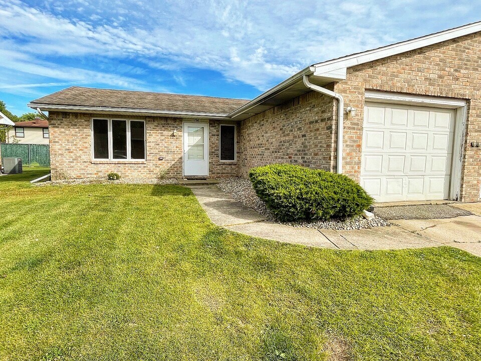 150 Meadows Cir in Crown Point, IN - Building Photo