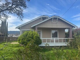 72 Bigham Dr in Central Point, OR - Building Photo