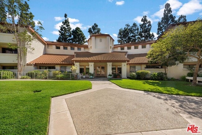 property at 501 Palisades Dr