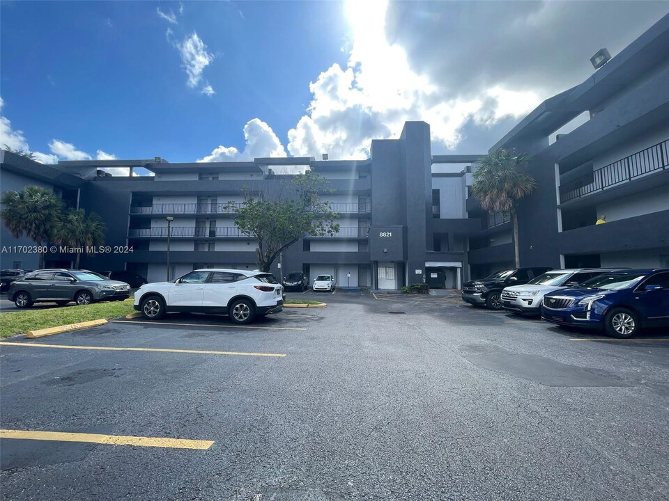 8821 W Flagler St in Miami, FL - Building Photo