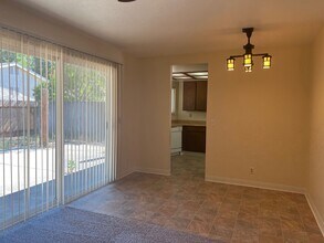 9125 Plumgrove Way in Sacramento, CA - Building Photo - Building Photo