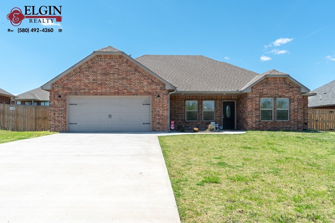 35 Blue Meadow Dr in Elgin, OK - Building Photo