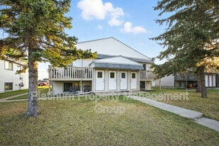 4817-4852 52 St in Olds, AB - Building Photo