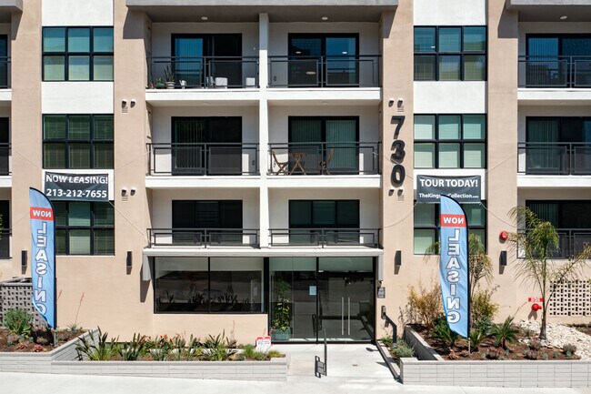 Hollywood Regis Condominiums in Los Angeles, CA - Foto de edificio - Building Photo