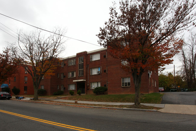 1210 Eastern Ave NE in Washington, DC - Foto de edificio - Building Photo