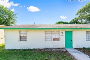 4869 Gulfstream Rd in Lake Worth Beach, FL - Building Photo