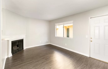 1611 S Bundy Dr in Los Angeles, CA - Building Photo - Interior Photo