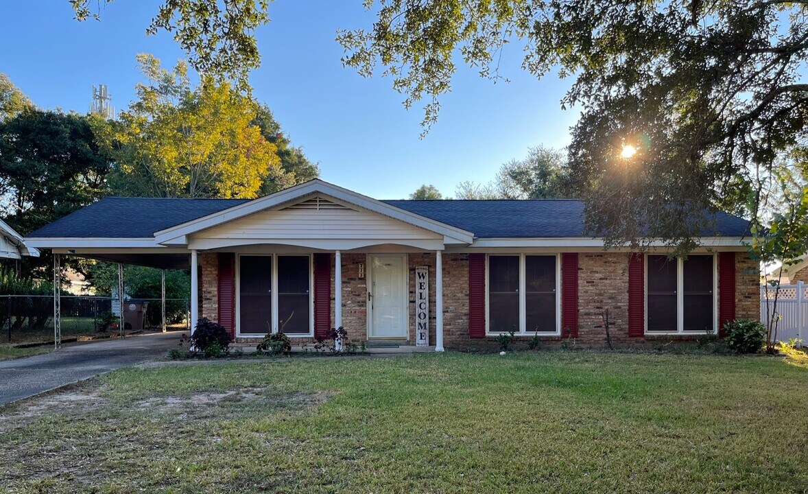 713 Ynestra Dr in Mobile, AL - Building Photo