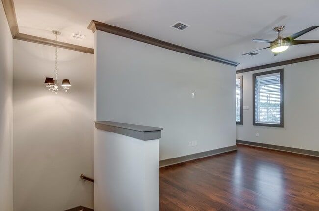 516 E Ashby Pl, Unit 103 in San Antonio, TX - Building Photo - Building Photo