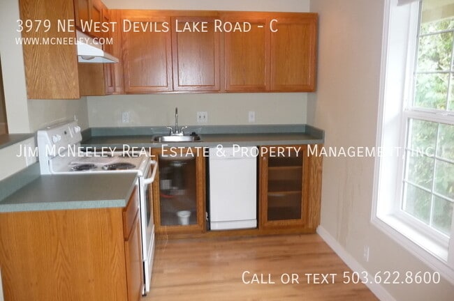 3979 NE West Devils Lake Rd in Lincoln City, OR - Building Photo - Building Photo