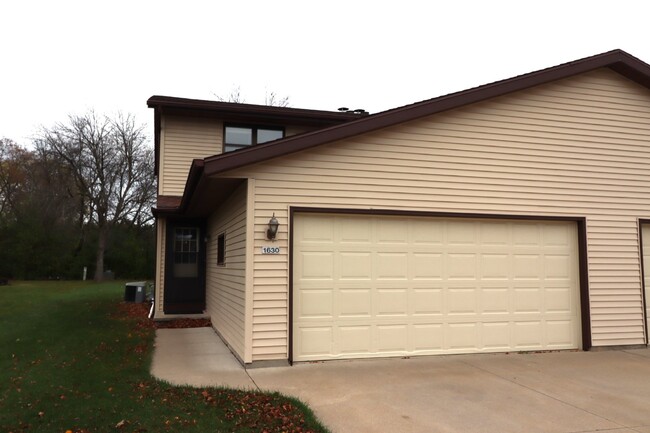 1630 N Whitney Dr in Appleton, WI - Building Photo - Building Photo