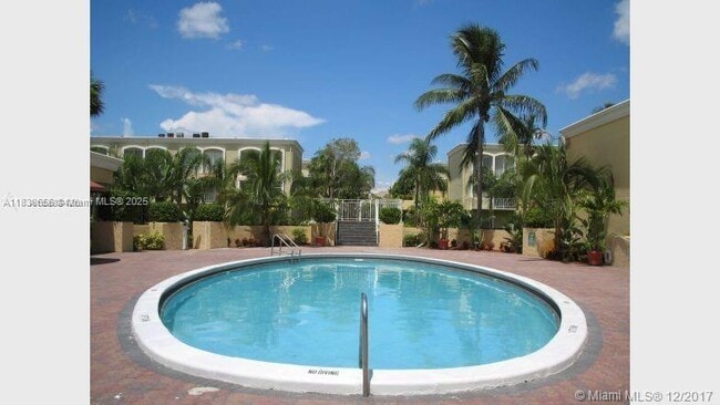17901 NW 68th Ave, Unit 202 in Hialeah, FL - Foto de edificio - Building Photo