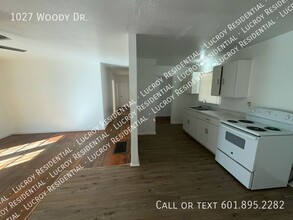 1027 Woody Dr in Jackson, MS - Building Photo - Building Photo