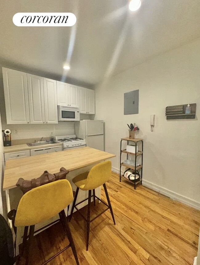 413 E 70th St in New York, NY - Building Photo - Building Photo