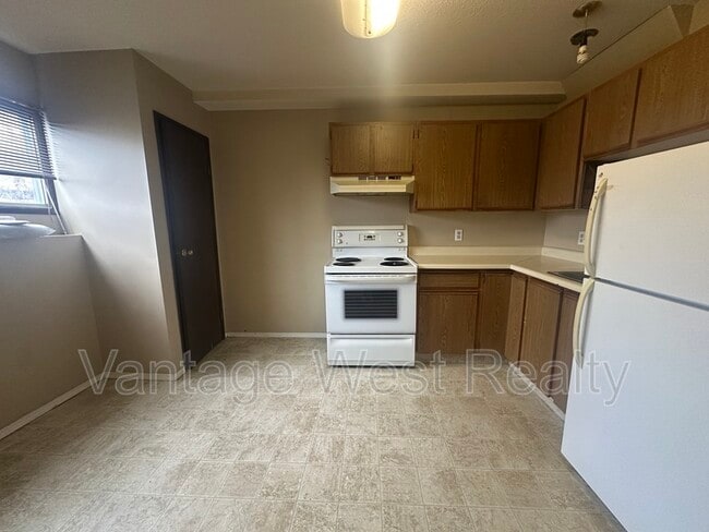 1095 Monterey Ct in Kelowna, BC - Building Photo - Building Photo
