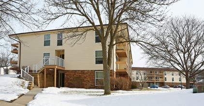 Fox Point Village in Waukesha, WI - Building Photo - Building Photo