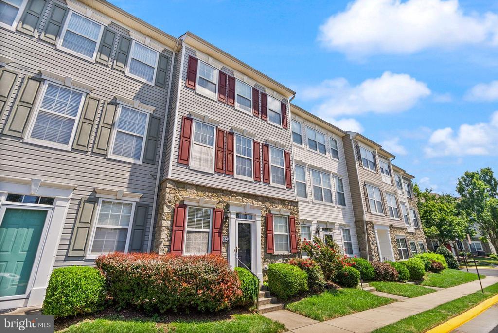 21764 Dragons Green Square in Ashburn, VA - Building Photo