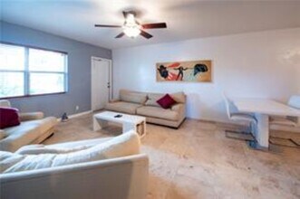 530 NE 15th Ct, Unit 2 in Fort Lauderdale, FL - Building Photo - Building Photo