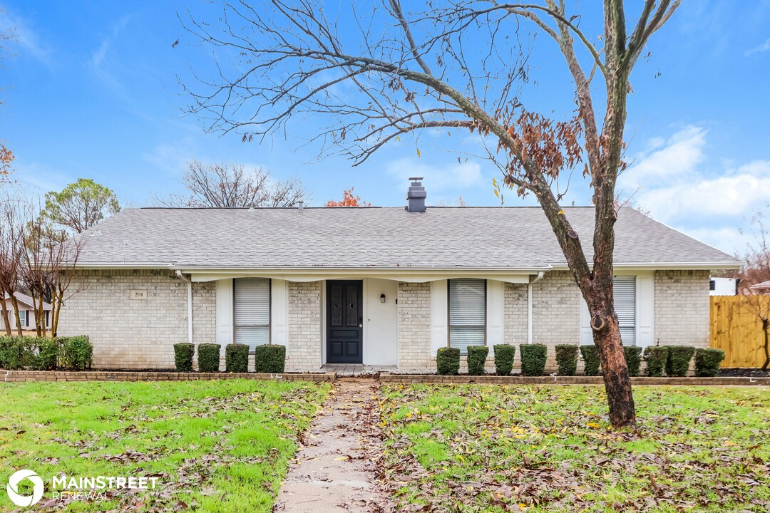 201 Running Brook Ln in Mesquite, TX - Building Photo