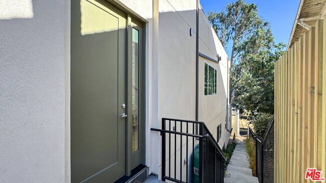 946 Lucile Ave in Los Angeles, CA - Building Photo - Building Photo