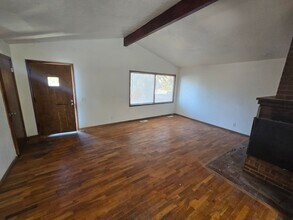 471 NE Clay Ave in Bend, OR - Building Photo - Building Photo